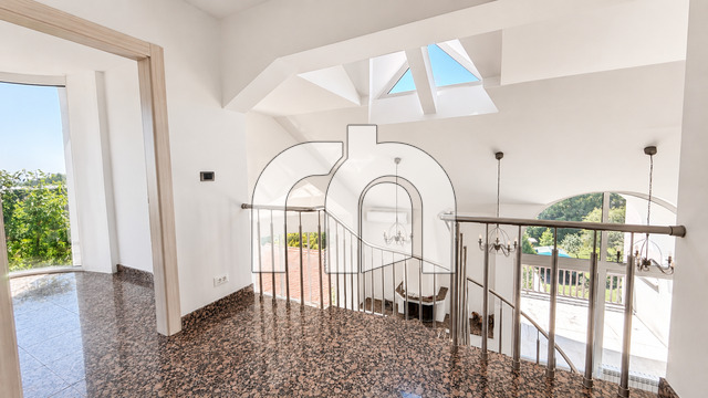 MEDVEŠČAK (DONJE PREKRIŽJE), VILA NA ČETIRI ETAŽE, 310 m2 - BEZ PROVIZIJE ZA KUPCE!