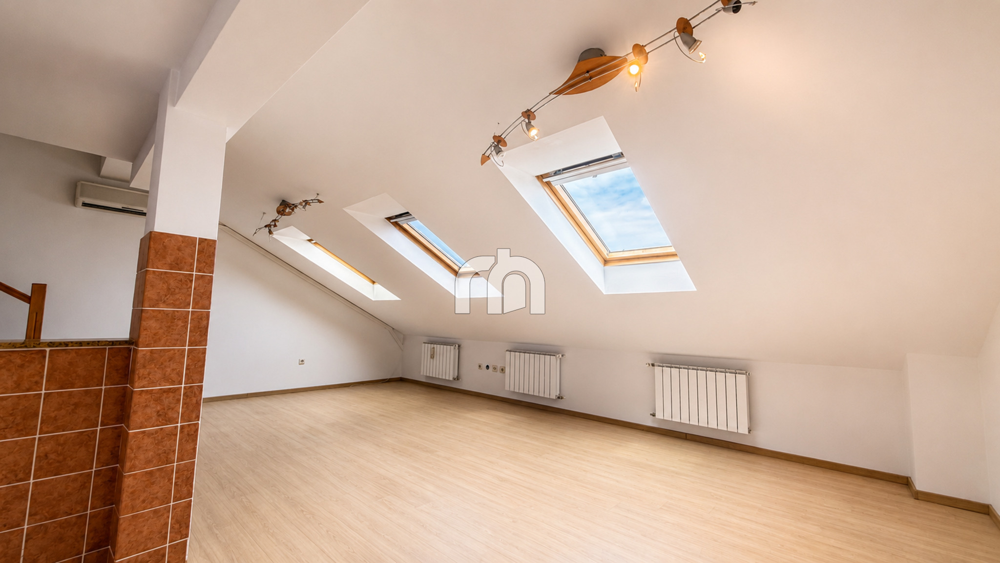 KAMENARKA, JEDNOSOBAN STAN, KOMPLETNO RENOVIRAN, 38 m2 + 12 m2 GALERIJE - BEZ PROVIZIJE ZA KUPCE!