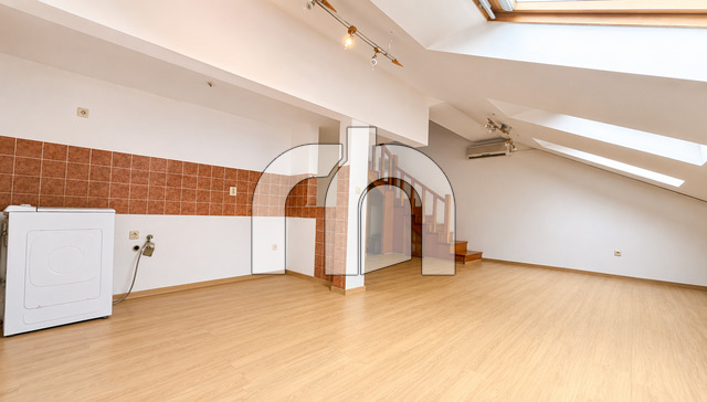 KAMENARKA, JEDNOSOBAN STAN, KOMPLETNO RENOVIRAN, 38 m2 + 12 m2 GALERIJE - BEZ PROVIZIJE ZA KUPCE!