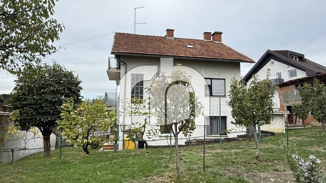 ČRNOMEREC (SVETI DUH), KUĆA ZA RENOVACIJU, NA TRI ETAŽE, 244 m2, PARCELA 877 m2 - BEZ PROVIZIJE ZA KUPCE!